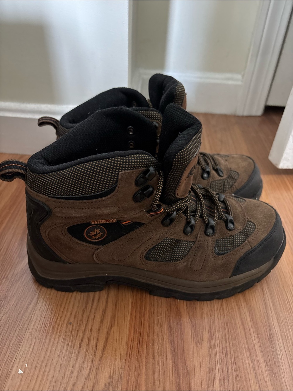 Waterproof Brown Men's Hiking Boots - Rugged Outdoor Footwear